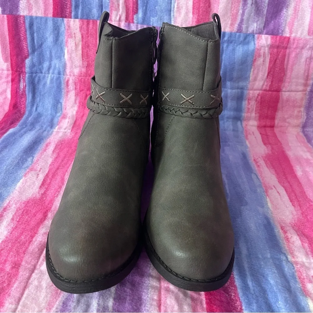 GC Shoes Nettie AnKle Boots Grey Size 10 new without tags or box